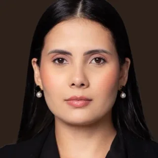 Andressa Xavier, advogada, de blazer preto