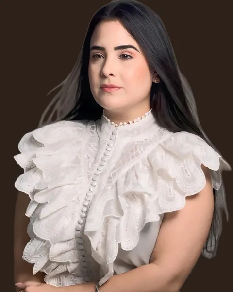 Naila Jabour, advogada, de blusa branca de babados