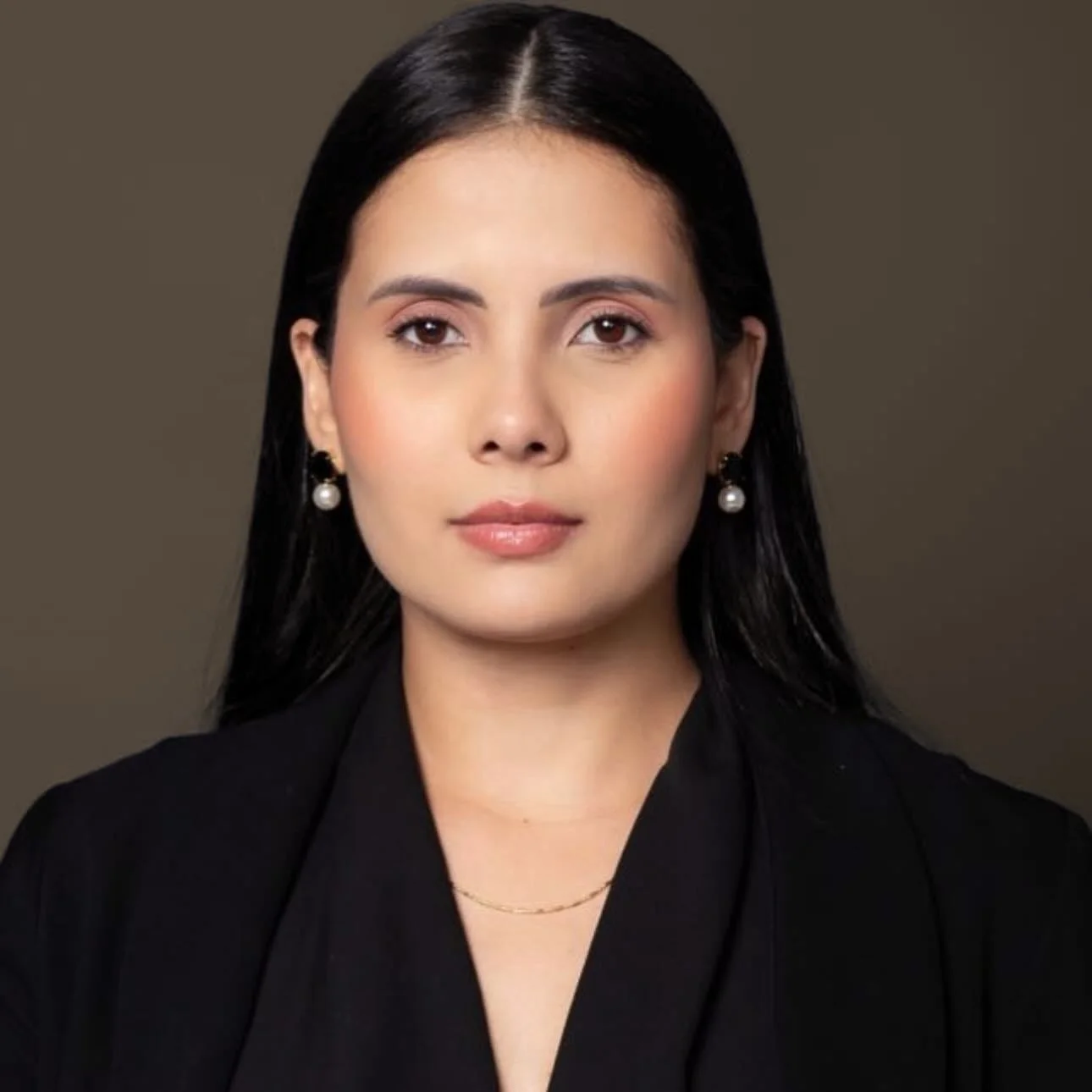 Andressa Xavier, advogada, de blazer preto