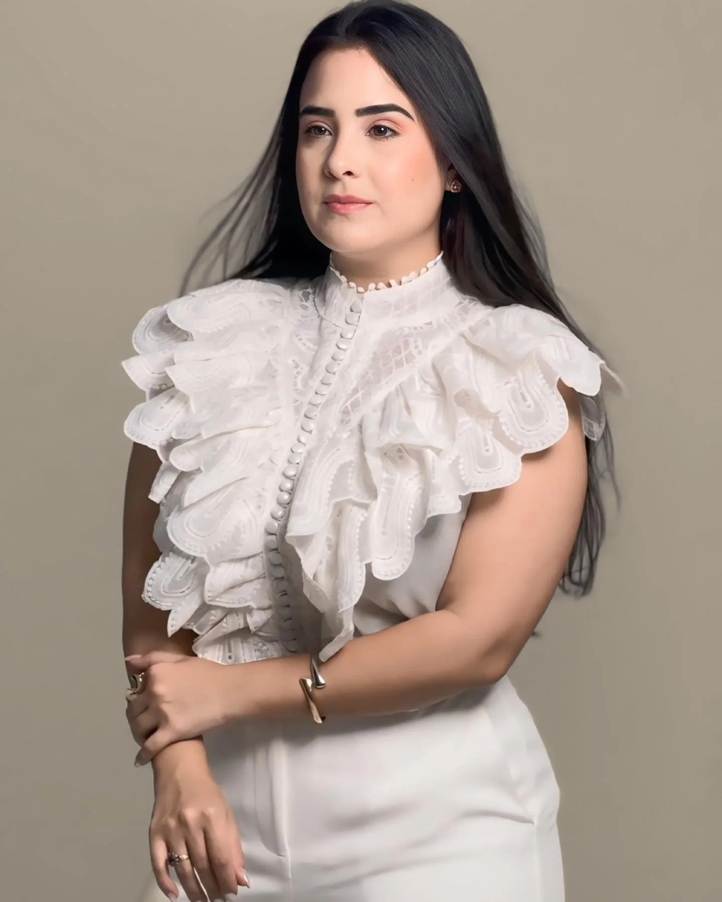 Naila Jabour, advogada, de blusa branca de babados